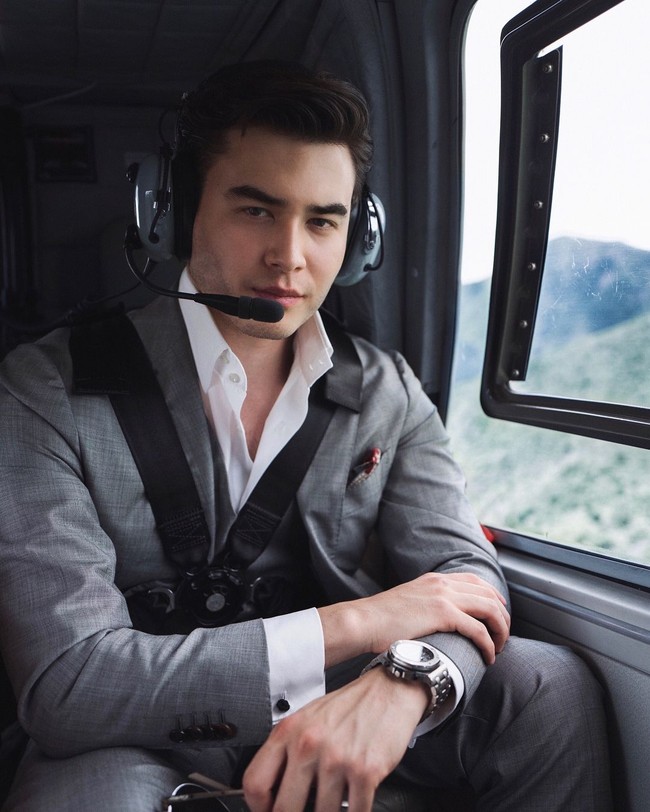 Saat di helikopter pun ia konsisten pakai jas. Duh, bikin wanita jadi klepek-klepek. Foto: Instagram