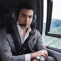 Saat di helikopter pun ia konsisten pakai jas. Duh, bikin wanita jadi klepek-klepek. Foto: Instagram