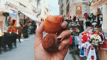 Biskuit keju dengan latar belakang kota Budapest, Hungaria. Foto: instagram.com/girleatworld/