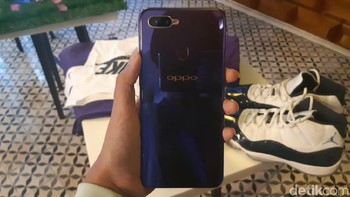 OPPO F9 Starry Purple menjalankan sistem operasi ColorOS 5.2 yang berbasis Android 8.1 Oreo. Tersedia juga teknologi pengisian daya VOOC Flash Charge yang bisa mengisi daya hingga 75% dalam 30 menit. (Foto: detikINET/Virgina Maulita Putri)