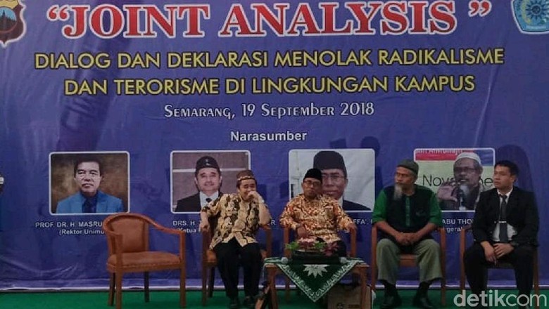 Abu Tholut Bicara ISIS di Depan Mahasiswa Unimus Abu Tholut Bicara ISIS di Depan Mahasiswa Unimus