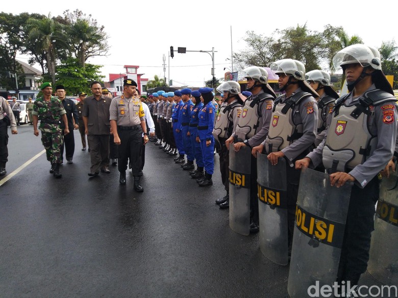 Ribuan Aparat Gelar Apel Siap Amankan Pileg dan Pilpres di Jabar Ribuan Aparat Gelar Apel Siap Amankan Pileg dan Pilpres di Jabar