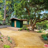 Selain rumah utama, terdapat pula guest house bergaya vintage dengan dek pribadi. Foto: Dok. Guest of a Guest/ MLS