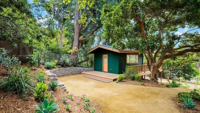 Selain rumah utama, terdapat pula guest house bergaya vintage dengan dek pribadi. Foto: Dok. Guest of a Guest/ MLS