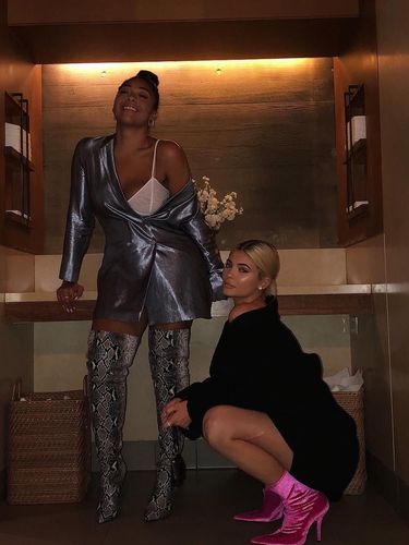 Gaya Kylie Jenner & Sahabat Pakai Boots Mahal Vs Murah, Siapa Lebih Keren?