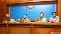 Kementerian Luar Negeri Indonesia berhasil membebaskan 3 orang WNI yang diculik dan disandera oleh kelompok militan pimpinan Abu Sayyaf di Filipina. Dalam penyerahan 3 orang WNI di kantor Kementerian Luar Negeri (Kemenlu) di Jakarta, Rabu (19/9/2018), Bupati Kepulauan Selayar M Basli Ali, Duta Besar Indonesia untuk Filipina Sinyo Harry Sarundajang, Direktur Perlindungan WNI Kemenlu Lalu Muhammad Iqbal, serta perwakilan keluarga korban memberikan keterangan kepada awak media.