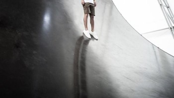 Maezawa pun juga sudah sempat berfoto dengan salah satu bagian dari BFR, roket yang akan membawanya ke satelit alami Bumi nanti. Foto: Twitter/yousuck2020