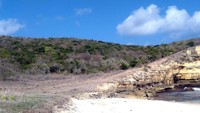 Di sisi timur pantai, traveler dapat menikmati pantai dari atas Bukit Bungkulan. Di sini traveler bisa menunggu matahari terbit atau terbenam. (Harianto/detikTravel)