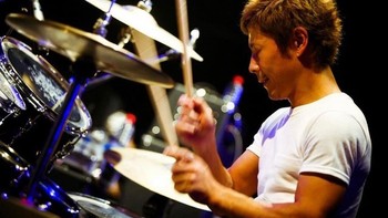 Seni, salah satunya musik, jadi salah satu bidang yang digemarinya. Foto: Instagram/yusaku2020