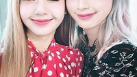 Lewat instagramnya, Mega sering membagikan momen kulinerannya. Coba lihat gayanya ini, setuju nggak kalau Mega mirip Lisa BlackPink. Foto: instagram mega gumelar