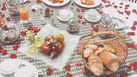 Menu sarapan Mega kali ini banyak banget nih. Segelas minuman dingin tengah ia seruput sambil berenang. Sementara menu sarapan sudah menunggu disantapnya. Foto: instagram mega gumelar