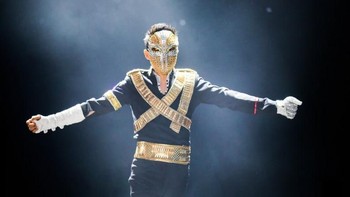 Aksi lain Jack Ma di tahun 2017 tak kalah gila. Saat itu ia berkostum Michael Jackson. (Foto: AFP PHOTO / STR / China OUT)