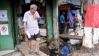 Proyek itu pun membuat bagian penghubung antara gang dan rumah warga terputus sehingga disediakan jembatan sederhana untuk menyeberang.