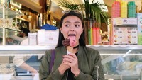  Duh, lagi lagi makan es krim. Eits, kali ini ia sedang plesiran ke Duomo, Milano. Foto ini jadi bukti kalau dirinya memang suka traveling dan makan es krim. Foto: Instagram amandarawles