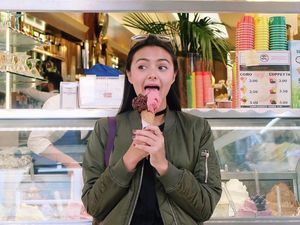 Gaya Amanda Rawles Nikmati Es Krim hingga Turunkan Berat dengan Ngopi