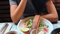 Selain es krim dan lolipop, Amanda juga menyukai salad. Pantas saja aktris yang sudah membintangi 15 film layar lebar itu bertubuh ramping. Foto: Instagram amandarawles