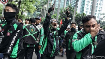 Para pengemudi ojek online yang tergabung dalam Garda mengusung tiga tuntutan kepada Grab dalam aksi demo hari ini. Mereka menuntut perjanjian kemitraan antara aplikator dengan driver ojek online yang adil dan transparan.