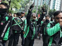 Ratusan Driver Ojek Online Geruduk Kantor Grab