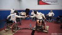 Para atlet anggar kursi roda berlatih di Solo, Jawa Tengah, Rabu (19/9/2018).