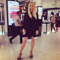 Keduanya dilarikan ke rumah sakit dan didiagnosa keracunan. Anna kini sudah baik-baik saja, namun keadaan sang suami memilukan. Hingga kejadian pada Minggu (16/9/2018) sampai kini, Alex King masih dinyatan koma.  Foto: Instagram