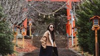 Ini gaya simpel Mew liburan di Tokyo. (mewnittha/Instagram)