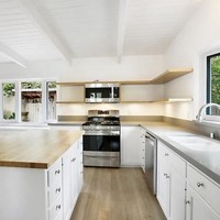 Area dapur juga cukup luas dan telah dilengkapi dengan perangkat dapur, serta meja masak di bagian tengah. Foto: Dok. Guest of a Guest/ MLS