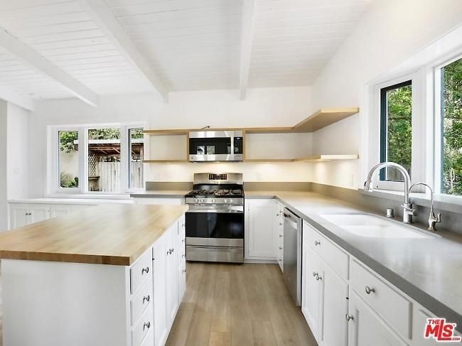 Area dapur juga cukup luas dan telah dilengkapi dengan perangkat dapur, serta meja masak di bagian tengah. Foto: Dok. Guest of a Guest/ MLS