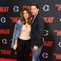 Jennifer Esposito dan Louis Dowler terlihat memilih bentuk wajah, mata, dan hidung yang mirip. Jennifer sendiri adalah mantan istri Bradley Cooper yang menikaho Louis, mantan pacar Kate Winslet di tahun 2014. foto: Getty Images