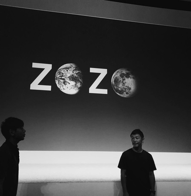 Yusaku meluncurkan Zozotown pada 2004. Bermula dari situs belanja online, Zozotown lalu berkembang dengan merek fashion Zozo yang menawarkan fitur Zozosuit. Lewat fitur ini, pembeli dapat mengukur dulu pakaian yang diinginkan agar sesuai dengan bentuk tubuh. (Foto: Instagram/@yusaku2020)