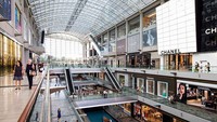 Marina Bay Sands, mall ikonik Singapura ini berisi berbagai hiburan menarik. Tapi tenang, masuk ke sana gratis. Hitung-hitung, sambil hunting foto instagenic! (Marina Bay Sands)