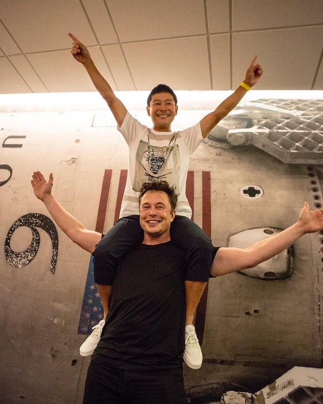 Sudah kenal Yusaku Maezawa? Belakangan namanya ramai diberitakan setelah SpaceX, perusahaan transportasi ruang angkasa besutan Elon Musk, mengumumkan Yusaku sebagai penumpang pertamanya ke bulan. Di negeri asalnya, Jepang, Yusaku sukses merintis bisnis fashion bernama Zozotown. (Foto: Instagram/@yusaku2020)