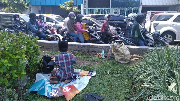 Semangat Irvian, Anak Penjual Koran yang Belajar di Pinggir Jalan