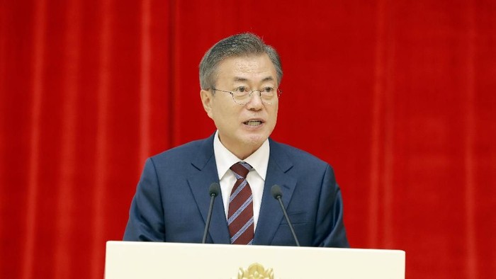 South Korean President Moon Jae-in speaks during a banquet in Pyongyang, North Korea in this photo released by North Koreas Korean Central News Agency (KCNA) September 19, 2018. KCNA/via REUTERS ATTENTION EDITORS - THIS PICTURE WAS PROVIDED BY A THIRD PARTY. REUTERS IS UNABLE TO INDEPENDENTLY VERIFY THE AUTHENTICITY, CONTENT, LOCATION OR DATE OF THIS IMAGE. NO THIRD PARTY SALES. NOT FOR USE BY REUTERS THIRD PARTY DISTRIBUTORS. SOUTH KOREA OUT.
