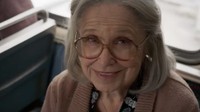 Padahal nenek-nenek tersebut hanya tersenyum kepadanya. (YouTube/Marvel Entertainment)