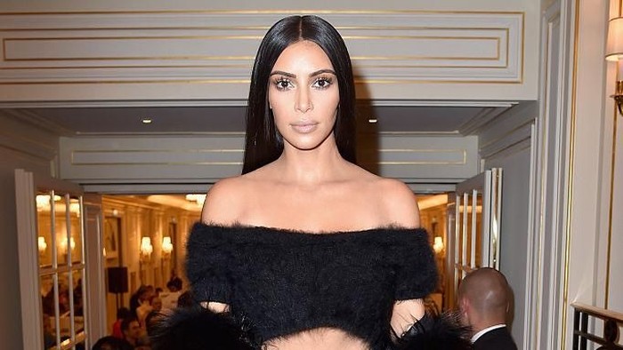 Wajah Kim Kardashian yang jarang tersenyum. Foto: Getty Images Wajah Kim Kardashian yang jarang tersenyum. Foto: Getty Images