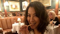Aktris 56 tahun ini terlihat awet muda ya? Di New York ia menikmati burger yang katanya sangat enak. Duh, jadi ngiler! Foto: Instagram michelleyeoh_official