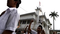 Para pejuang meneriakkan merdeka saat bendera Merah Putih berkibar di atas Hotel Yamato sekarang Hotel Majapahit. Antara Foto/Zabur Karuru.