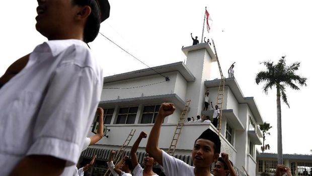 Warga Surabaya berkumpul di depan Hotel Majapahit di Jalan Tunjungan Surabaya. Mereka menggelar aksi teatrikal mengenang peristiwa perobekan bendara Belanda.