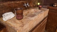 Semua bagian hotel, mulai dari dinding, atap, pintu, jendela, bahkan perabotannya terbuat dari cokelat. Traveler bisa cuci tangan di atas wastafel cokelat (Booking.com)  