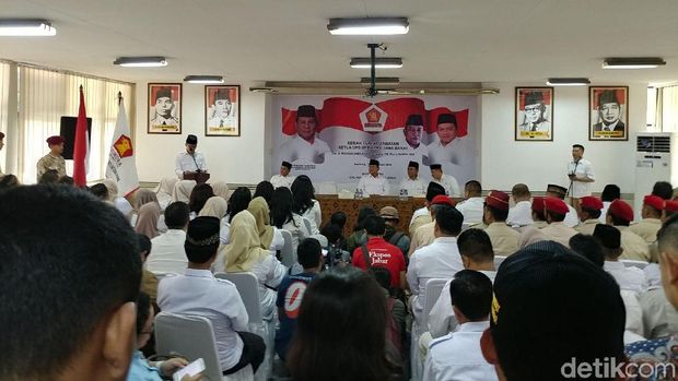Datangi Markas Gerindra Jabar, Prabowo Disambut Emak-emak Milenial