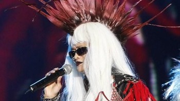 Di tahun 2009 lampau, Jack Ma tampil di atas panggung acara ulang tahun perusahaannya. Ia mengenakan kostum gila-gilaan. (Foto: AFP PHOTO / AFP PHOTO / STR)