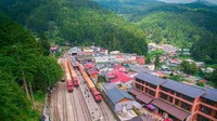 Kereta apinya berwarna merah dan krem. Tur untuk para turis ada di kawasan Alishan Forest Railway, jaringan jalur rel kereta itu sejauh 71,4 Km (Lai Guo-hua/CNN Travel)