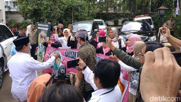 Datangi Markas Gerindra Jabar, Prabowo Disambut Emak-emak Milenial