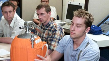 Tampak ia sedang memegang pemadam api dalam salah satu rangkaian briefing yang diikutinya mengenai misi bernama Soyuz 5 tersebut. (Foto: Getty Images)