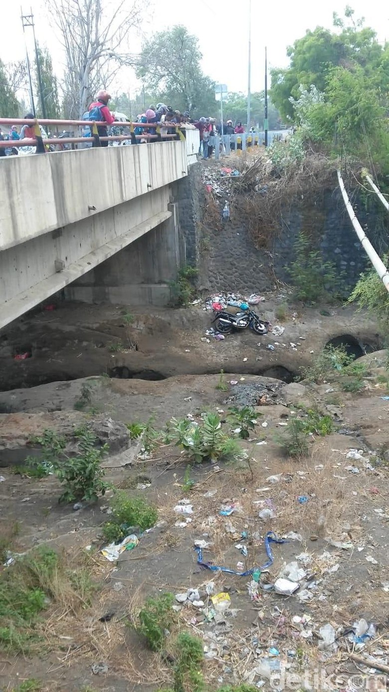 Hindari Kecelakaan, Seorang Biker Tewas Jatuh ke Jurang 10 Meter Hindari Kecelakaan, Seorang Biker Tewas Jatuh ke Jurang 10 Meter