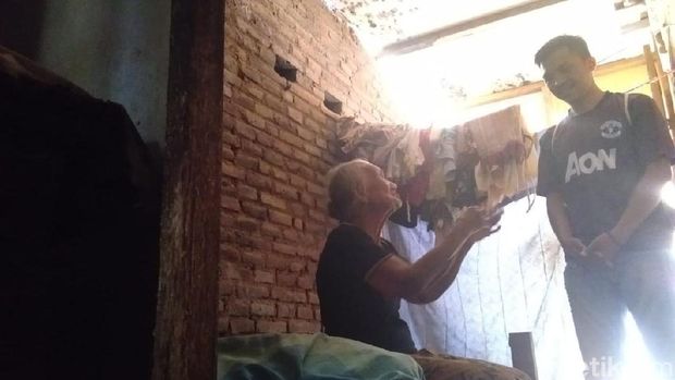 Kondisi tempat tinggal nenek Kusnari. 