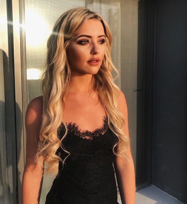 Ia pun mengunggah DM Fellaini ke media sosial. @fellaini Get out of my girldfriends DMs, tulisnya. Foto: Instagram/@tinastinnes