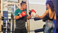 Dia juga sering membagikan foto dan video tentang tips berolahraga kepada followersnya. Foto: Instagram/kimkurniawan