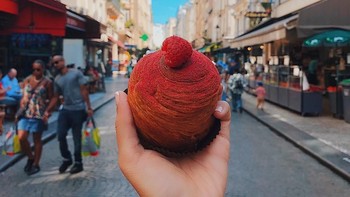 Raspberry Brioche a Tete dengan latar belakang Paris. Foto: instagram.com/girleatworld/