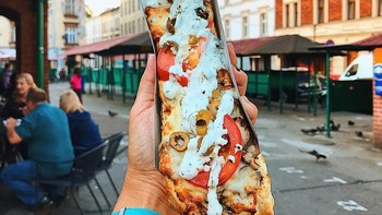 Nama makanan ini Zapiekanka dengan latar belakang kota Krakow, Polandia. Foto: instagram.com/girleatworld/